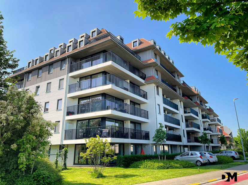 TE HUUR – Uniek ZUIDGERICHT dakappartement met 2 ruime slaapkamers in Harelbeke.&lt;br /&gt;
Dit instapklare nieuwbouwappartement (bouwjaar 2020) bevindt zi